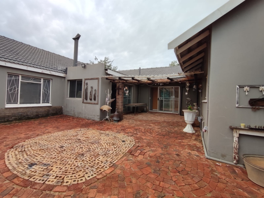 6 Bedroom Property for Sale in Flamwood North West